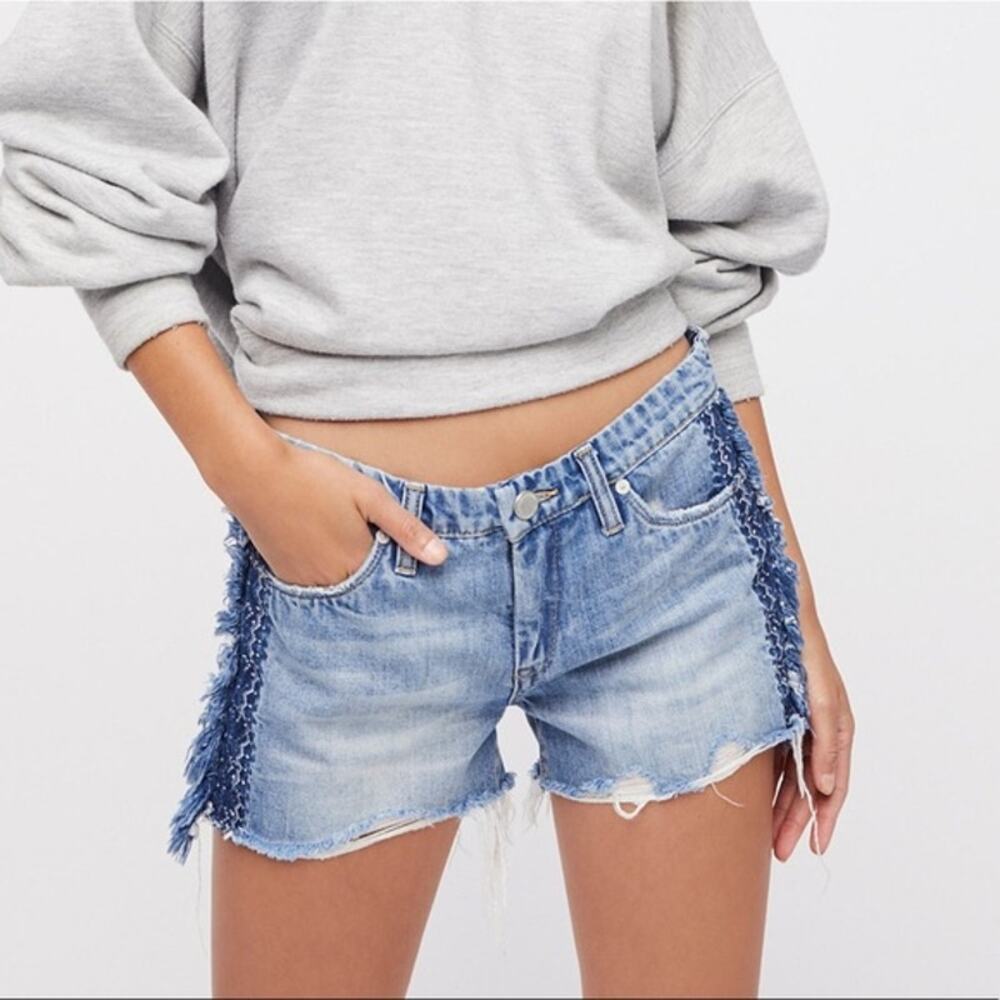 Blank NYC Embroidered Denim Hiker Shorts in Free-Bee Cutoff Raw Hem NWT Size 28